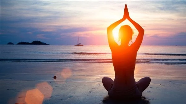 ماذا يحدث لجسمك عند ممارسة اليوجا بانتظام؟ توفر اليوجا فوائد صحية جسدية وعقلية للأشخاص من جميع الأعمار، وإذا كنت تعاني من مرض ما، أو تتعافى من عملية جراحية، أو تعيش مع حالة مزمنة، 