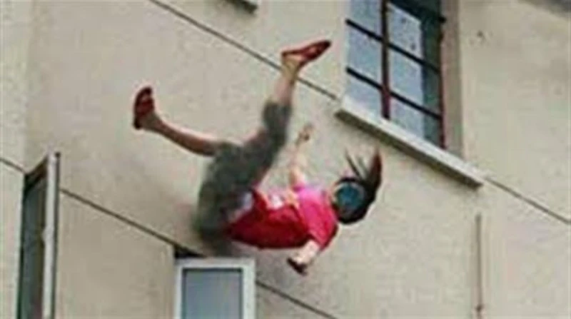 طالبة تلقى حتفها سقوطا من الطابق الرابع في الجيزة توفيت طالبة بعد أن اختل توازنها وسقطت من شرفة شقتها أثناء نشر الغسيل، بمنطقة بولاق الدكرور بمحافظة