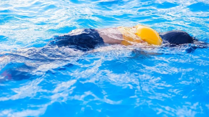 أثناء استحمامه.. مصرع طالب غرقا في نهر النيل بالبدرشين شهدت منطقة البدرشين بمحافظة الجيزة، مصرع طالب أثناء استحمامه في نهر النيل، وتمكنت قوات الإنقاذ