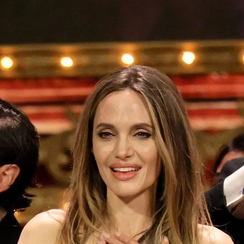 لأول مرة.. أنجلينا جولي تفوز بجائزة توني كأول ممثلة تفوز بمعظم جوائز هوليوود حصلت الممثلة أنجلينا جولي الحائزة على جائزة الأوسكار على أول جائزة توني