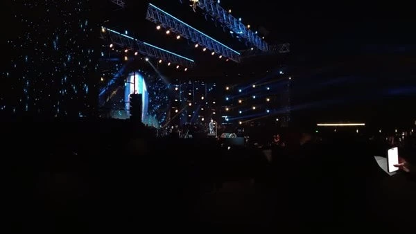 جمهور كاظم الساهر بطالبه بغناء زيديني عشقا ويلبي طلبهم طالب الجمهور الحاضر حفل كاظم الساهر في القاهرة الجديدة بأن يغني لهم زيديني عشقا ولم يتأخر