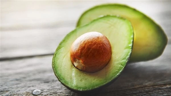ماذا يحدث للجسم عند تناول الأفوكادو قبل التمرين؟ تشمل بعض فوائد الأفوكادو ترطيب الشعر وتعزيز صحته، حيث يحتوي الأفوكادو على فيتامينات ب المعقدة