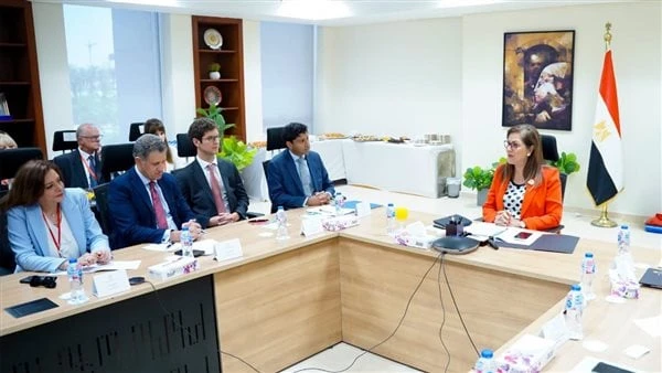وزيرة التخطيط تلتقي مسئولي 50 شركة بريطانية لبحث سبل التعاون وفرص الاستثمار اجتمعت د. هالة السعيد، وزيرة التخطيط والتنمية الاقتصادية رئيس مجلس إدارة صندوق مصر السيادي، مع ممثلي 50 