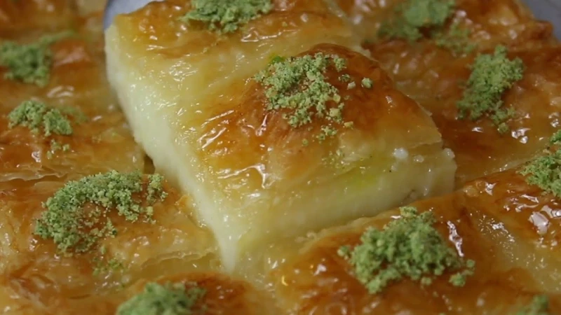 أحلى من محلات الحلواني..طريقة عمل صينية الجلاش بالقشطة بقوام كريمي بكل سهولة وزي الجاهز طريقة عمل صينية الجلاش بالقشطة تعتبر وصفة سهلة وبسيطة لحلوى لذيذة ومميزة، ونتيجتها رائعة وأح