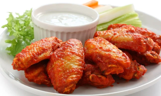 طريقة عمل أجنحة الدجاج المشوية المقرمشة في الفرن تعتبر أجنحة الدجاج المشوية في الفرن من الأكلات المشهورة والمعروفة في مصر، وتعد من الأكلات الخفيفة