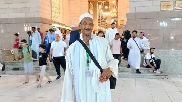 عم ربيع الفكهاني بعد عودته من الحج: بكيت وأنا بدعي لأخواتنا بالثبات والنصر وصل أمس الثلاثاء، عم ربيع صاحب واقعة إلقاء البرتقال على شاحنات المساعدات المتجهة ل قطاع غزة، إلى القاهرة 