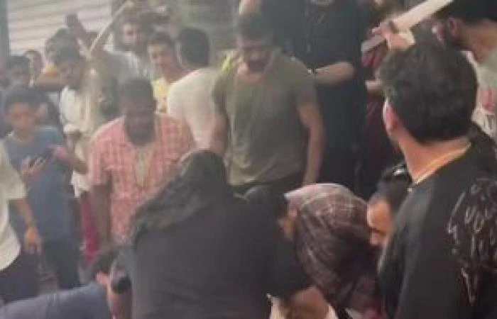 أحمد العوضى يذبح عجلا وسط أهله بعين شمس ويلتقط صورا مع معجبيه شارك النجم أحمد العوضى جمهوره، عبر حسابه الرسمى على إنستجرام، بفيديو وهو يذبح عجلا