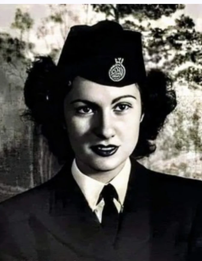 اول مضيفة طيران مصرية - جريدة افاق عربية فى عام ١٩٤٨م اعلنت شركة مصر للطيران عن احتياجها لمضيفات مصريات وكانت شروط التعيين إجادة عدة لغات بطلاقه والحصول علي شهادة جامعية وحسن السير