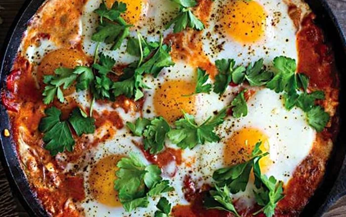 طريقة تحضير العجة التونسية بسهولة العجة التونسية أو عجة مرقاز كما يطلقون عليها في تونس، وهي تشبة الى حد ما الشكشوكه المصرية ولكنهم في تونس يضيفون عليها بعض الإضافات التي تميزها، وه