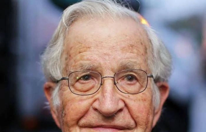 شائعة رحيل تشومسكي تعيد أبو اللسانيات للواجهة أعادت شائعة رحيل أبو اللسانيات (نعوم تشومسكي) صاحب الدولة المارقة إلى الواجهة، وتصدرت التساؤلات منصات