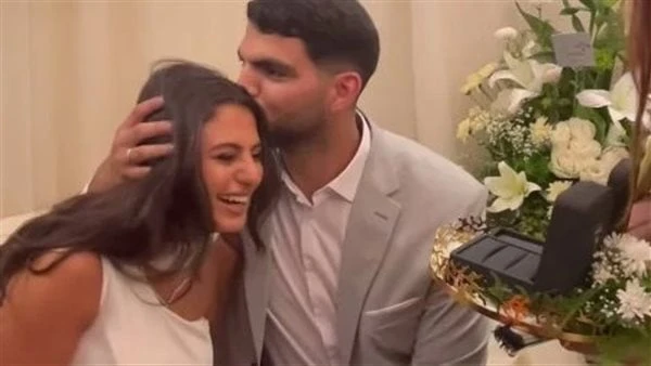 أمل رزق تحتفل بخطوبة إبنتها هيا بحضور الأهل والأقارب.. صور احتفلت الفنانة أمل رزق بخطوبة ابنتها هيا على شخص من خارج الوسط الفني ، فى حفل أقتصر على