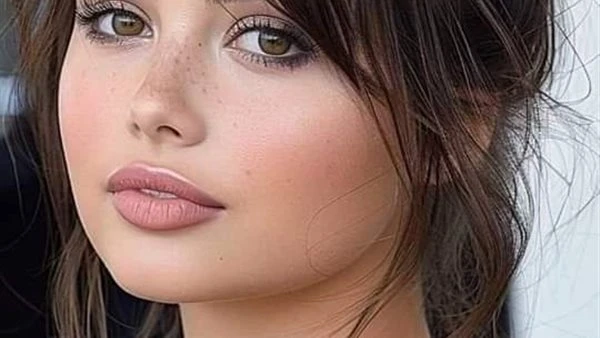 فرحتي بټعيطي ليهعشان ماما الجديدة ضړبتني وقالتلي اقعد هنا على السلم عشان عندها ضيوف جوه. كانت جميلة جدا عيونها سوود وواسعين الدموع كانت بتزيد لمعة