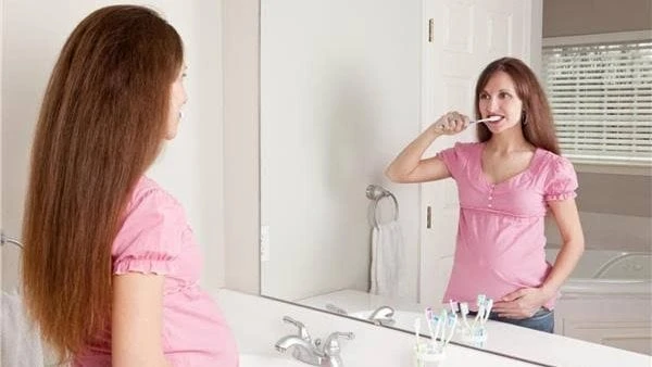 احترسي.. إهمال تنظيف الأسنان خلال الحمل يعرضك لمشاكل صحية تعد صحة الفم والاسنان هي المفتاح للصحة بشكل عام، وتعتبر فترة الحمل هي أحد الفترات الشاقة