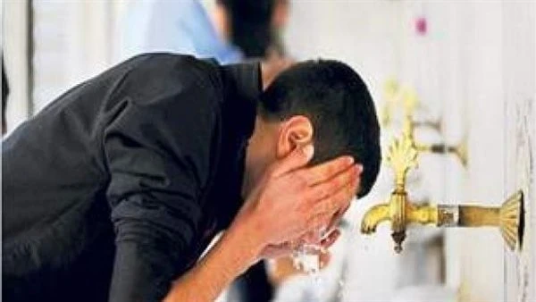 ماذا أفعل لوسواس نزول البول بعد الوضوء بعد الاستبراء من البول بالماء ثم الوضوء أعاني من وسواس هل نزل مني قطرة ماء أم بول فماذا أفعل سؤال ورد للچنة الفتوى بمجمع البحوث الاسلامية بال