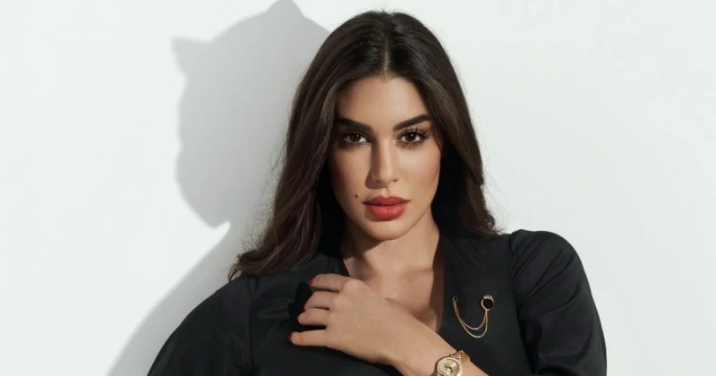 بإطلالة رائعة من أثينا.. ياسمين صبري تسحر متابعيها بجمالها تألقت الممثلة المصرية ياسمين صبري، وظهرت وهي ترتدي فستانا قصيرا باللون الأسود مزينا