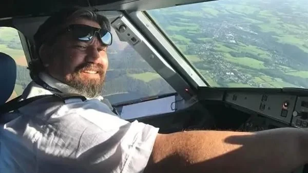 تفاصيل وفاة طيار مصري أثناء رحلة الطيران لفظ أنفاسه الاخيرة بشكل مفاجئ وفاة طيار مصري أثناء رحلة الطيران كشف صديق مقرب من الطيار المصري الكابتن حسن