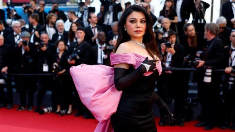 رسالة حادة من هيفاء وهبي لمنتقديها واجهت الفنانة اللبنانية هيفاء وهبي موجة من الانتقادات بعد حضورها مهرجان كان السينمائي الدولي في دورته ال77، حيث اعتبر البعض أن تواجدها على السجاد