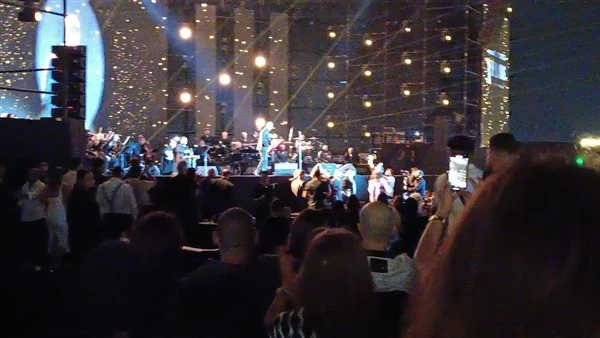 معجب يقتحم المسرح على كاظم الساهر.. وتصرف غير متوقع من الفنان اقتحم معجب المسرح لالتقاط صورة مع كاظم الساهر اثناء احياءه حفل اليوم بمدينة القاهرة