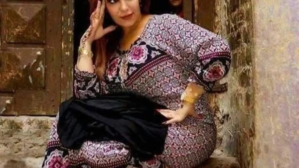 قصه دارت عينيه الثاقبه حول غرفه الخادمة كامله دارت عيناه الثاقبة حول غرفة الخادمة التي كانت تعمل في منزله رافع رأسه بشموخ وكبرياء لا يستطيع أن يتحمل