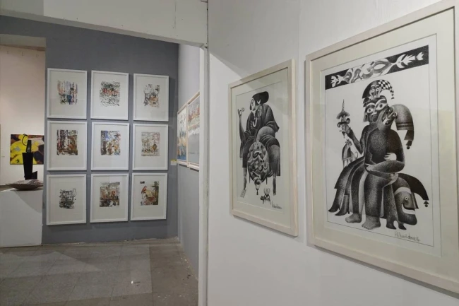 إبداعات فنية متنوعة في معرض الفنون التشكيلية وسط باقة من الإبداعات الفنية، وعلى أنغام الموسيقى الشرقية الرائعة، تجمع المئات من عشاق الفنون التشكيلية