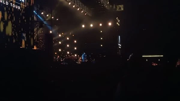 معجبة تطلب من كاظم الساهر أن يتزوجها.. والنجم يرد: القلب راح طلبت معجبة من الفنان كاظم الساهر، خلال حفل الليلة، أن يتزوجها، فعلق ضاحكا : يشرفني ولكن