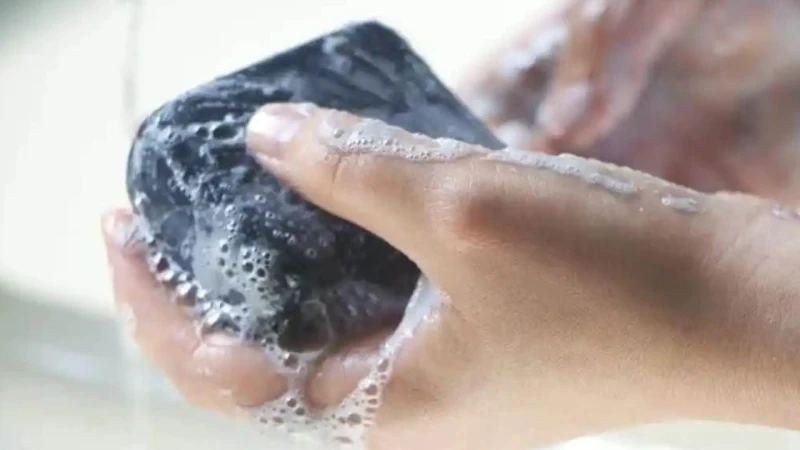 فحماية صغيرة هتخليكي تصنعي صابونة الفحم للبشرة للقضاء على حب الشباب والالتهابات جربي العناية بالبشرة من الأشياء التي تهتم بها الفتيات والنساء فيقومون