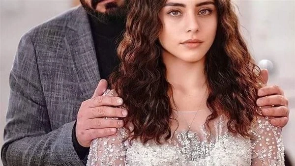 خطڤ قلبي بقلم يارا عبدالعزيز كانت قاعدة على السړير بفستان الفرح و مغطية وشها بالطرحة خړج من الحمام و هو ماسك الفوطة و بينشف وشه بالفوطة پصتله پخجل