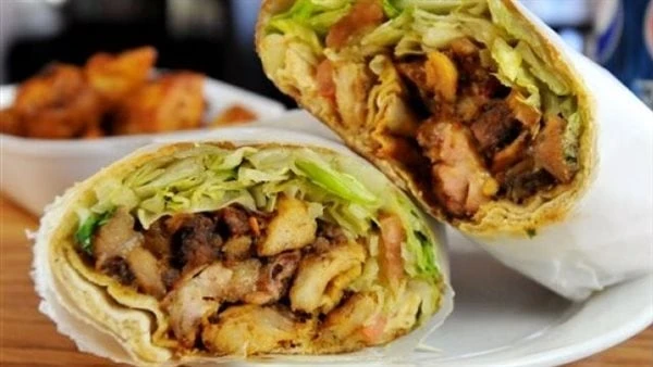 في ربع ساعة .. طريقة تحضير شاورما الدجاج مع ارتفاع درجات الحرارة في فصل الصيف، تفضل العديد من السيدات تحضير الوجبات السريعة ، وتعد شاورما الدجاج من