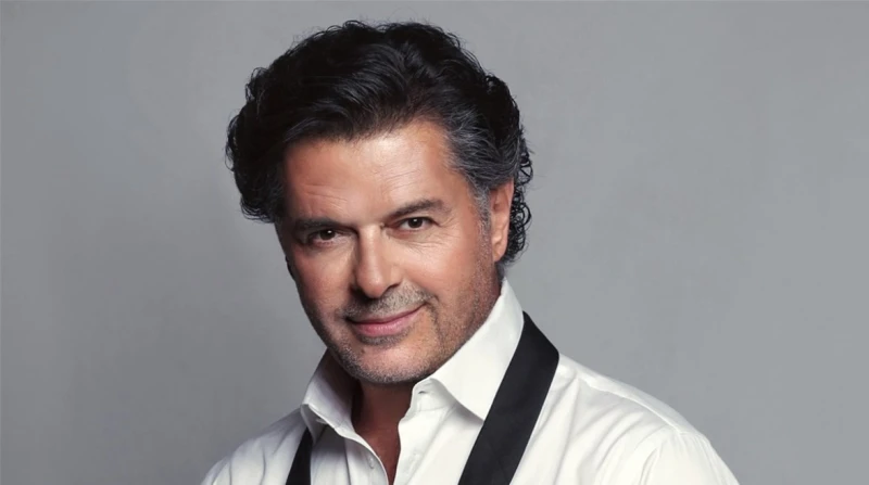 اسمي سوسن.. بنات قرطاج يطاردن راغب علامة بالقبلات والأحضان اقتحمت إحدى معجبات الفنان راغب علامة، المسرح الأثري بقرطاج، في أثناء غنائه بحفله الذي أحياه في تونس، أمس، واحتضنته.حفل را