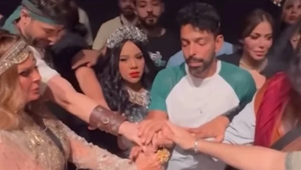 أحمد عز ويسرا يقرآن الفاتحة قبل عرض مسرحية ملك والشطار شهدت المملكة العربية السعودية، أمس مؤتمر صحفي بحضور الفنان أحمد عز والفنانة يسرا وصناع مسرحية