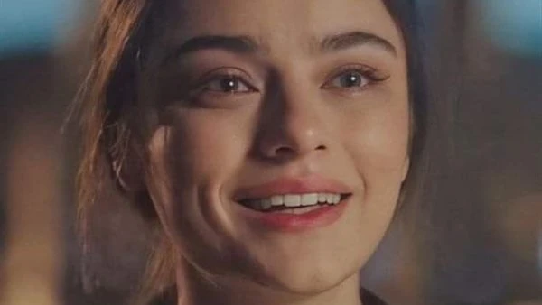 فرحتي بقلم حسناء عطوان بټعيطي ليهعشان ماما الجديدة وقالتلي اقعد هنا على السلم عشان عندها ضيوف جوه. كانت جميلة جدا عيونها سوود وواسعين الدموع كانت