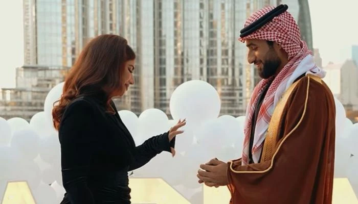 نور ستارز.. مؤثرة عراقية تقع في غرام هاكر أعلنت المؤثرة العراقية المقيمة في دبي نور ستارز خطوبتها من هاكر اعتاد اختراق حساباتها على مواقع التواصل الاجتماعي. وفي وقت سابق، هدد الهاك