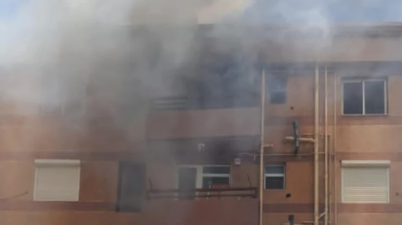 إخماد حريق هائل في عقار سكني بالتجمع الأول اندلع حريق هائل داخل أحدى العقارات السكنية، في منطقة بالتجمع الأول، وتحرر محضر بالواقعة، وتم محاصرة