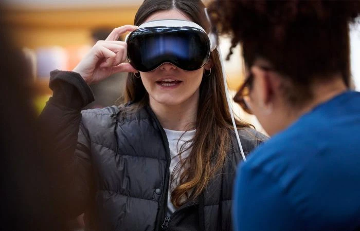 شركة أبل تعلق تطوير 2 لأنها تهدف إلى إطلاق إصدار أرخص في العام المقبل قبل بضعة أشهر، سمعنا أن نظارة 2 لن تأتي حتى أغسطس 2025 على الأقل. ومع ذلك، تدعي المعلومات أن أبل أوقفت العمل ع