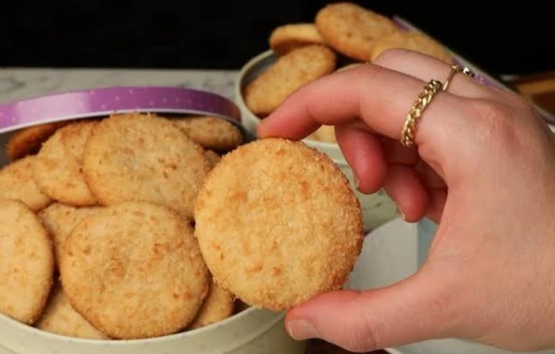 بسر المطاعم أعملي بسكويت جوز الهند هش وخفيف وبيدوب دوب بكل طرق نجاحه بطعم حكاية بسكويت جوز الهند المقرمش من افضل انواع البسكويت التي يمكن تذوقها الى