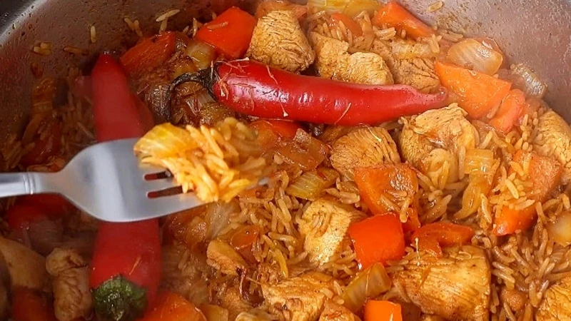 طريقة عمل طبق الأرز المبهر بالدجاج ألذ وجبة يمكن تذوقها طبق الأرز المبهر بالدجاج ، هو ألذ طبق يمكن تحضيره لعشاق وجبة الأرز بالدجاج، يحتوي على العديد