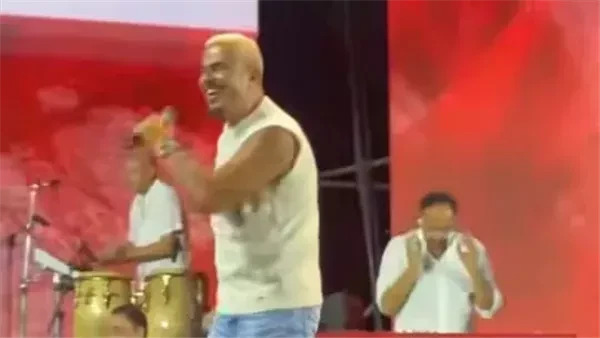 عمرو دياب يشعل حفل الساحل الشمالي.. وعزيز الشافعي يعلق أشعل الهضبة عمرو دياب، حفله بالساحل الشمالي، والذي يعد أول حفل له في مصر بعد واقعة صفعه أحد