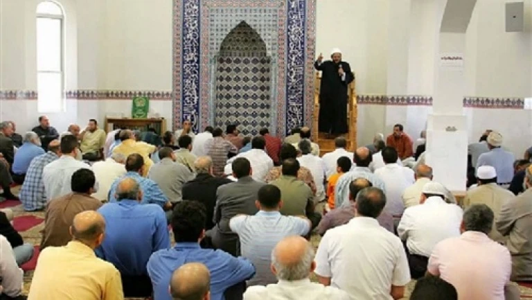 هل يجوز بعد تسليم الإمام الإتمام بشخص يصلي بجواري.. الموقف الشرعي ورد سؤال للدكتور علي جمعة مفتي الجمهورية السابق من سائل يقول مسجدنا صغير، مما يجعل