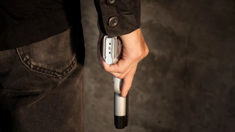 ضابط شرطة تركي قتل زوجته وابنه 3 سنوات ثم انتحر بطلق ناري أقدم ضابط شرطة تركي على قتل زوجته، 31 عاما، وابنه، 3 سنوات، وانتحر بطلق ناري. وقع الحادث في