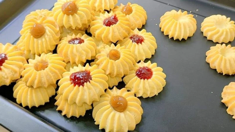 طريقة تحضير البيتي فور الناعم بأقل التكاليف وأسهل خطوات البيتي فور من حلويات العيد المفضلة لدى الكثيرون وذلك لمذاقة الناعم الشهي والتي يمكن طرق تزينه الكثيرة مثل الشكولاتة والمكسرا