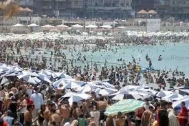 إسكندريه النهارده : المصريين بيصيفوا ياسرسجية مش عاملين مناحات علي الهوا يا جماعة اقسم بالله الله يكون في عون الناس بجد الله يكون في عون الاسكندرانيه حيث امتلات شواطئ عروس البحر ال