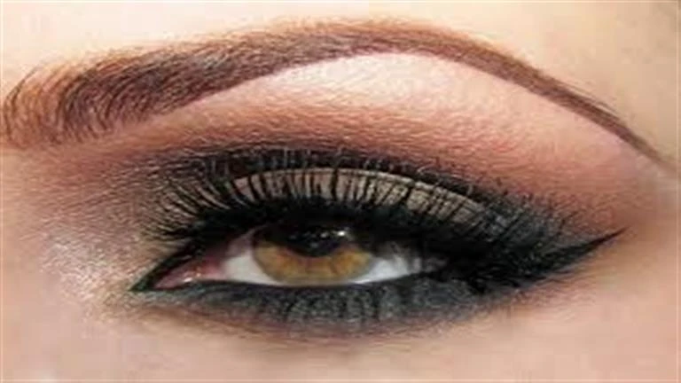 د ب أ مع حلول فصل الصيف، يزداد العرق والإفرازات الدهنية على البشرة، مما يشكل مصدر إزعاج كبير لمحبات المكياج، خاصة عند استخدام ظلال الجفون التي تصبح عرضة للتلطخ بسهولة. بوابة الجمال