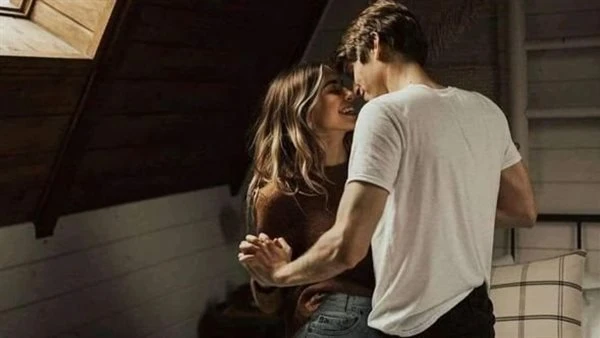 طلق مراتك طلق مراتك يا عادلإيه اللي أنت بتقوليه دا يا أمي؟!لتقول أمه بقسوة: أرمي عليها يمين الطلاق يا أما أنت لا ابني ولا أعرفكليلقي نظرة على الفتاة التي بجانبه وتكاد ټمۏټ من شدة ا