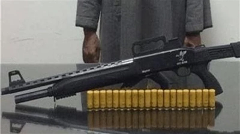 ضبط تاجر مخدرات بحوزته أسلحة وحشيش في قنا تمكنت الأجهزة الأمنية بمحافظة قنا، من ضبط تاجر مخدرات في قرية أبو مناع بمركز دشنا شمال قنا، حيث عثر بحوزته