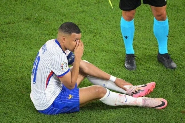 يورو 2024.. منتخب فرنسا يعلن تفاصيل إصابة مبابي إصابة مبابيأصيب النجم كيليان مبابي بكسر في الأنف خلال المباراة التي فاز بها منتخب فرنسا بهدف نظيف،