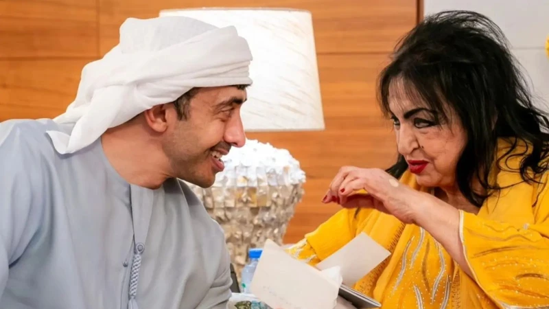 الشيخ عبدالله بن زايد يزور سميرة توفيق في منزلها (صور) افاق عربية - في لفتة إنسانية، زار الشيخ عبدالله بن زايد آل نهيان، وزير الخارجية والتعاون