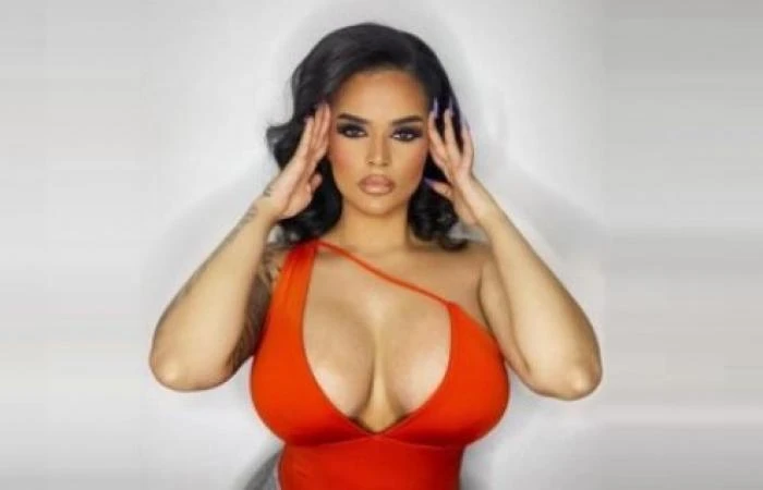 دون أن ترتدي أي قطعة قماش.. رهف القنون تكشف للجمهور عن جسدها بالكامل في أقوى مشهد فاضح !! عدن - كتب امير التهامي - أنتشرت عبر مواقع التواصل الأجتماعي المختلفة صورة للفتاة السعودية