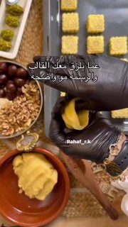 يلزق معك القالب والرسمه ماعما تطلع واضحه شوفي هالطريقه رشي عالقالب طحين او على الكره وبعدها كبسيه بالقالب رح تطلع معك بسهوله والرسمه مااحلاها وديما لازم العجينه تكون متماسكه في حال