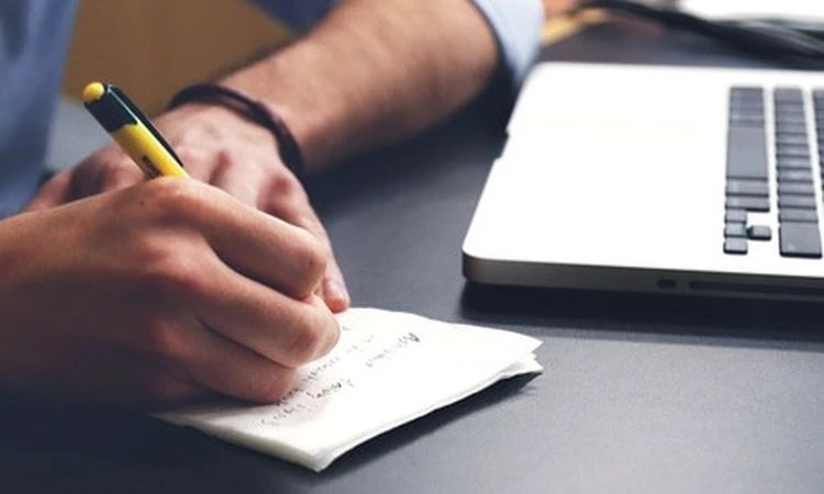 نصائح صحية لتعزيز نشاطك في العمل.. التزم بها كل صباح يعاني عدد كبير من الأشخاص من مشكلة الشعور بالخمول والكسل عند الاستيقاظ من النوم في الصباح الباكر، وهو الأمر الذي يؤثر على نشاطه