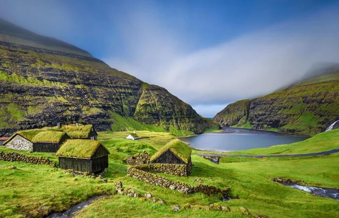 بالصور .. أجمل المعالم السياحية في المعزولة عن العالم سفاري نت متابعاتتشتهر جزر فارو بالقرى المعزولة والجبال الرائعة. هذا المكان البعيد عن الطريق في منطقة شمال المحيط الأطلسي يمنح 